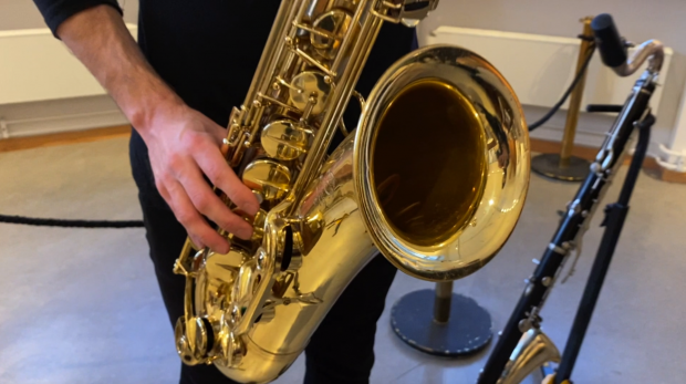 Sondre Kleven spiller saksofon
