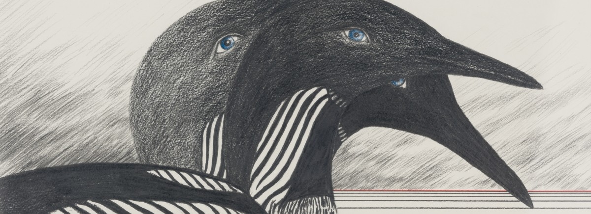 Kunstverk. Tegning av en havfugl med tre hoder og isblå øyne tegnet med blyant og kull. En tynn,tydelig rød linje danner horisontlinjen.