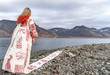 Bildet viser Longyearfjorden og Svalbardkjolen fra utstillingen Vårt arktiske arkiv. Fotograf er Maria Philippa Rossi