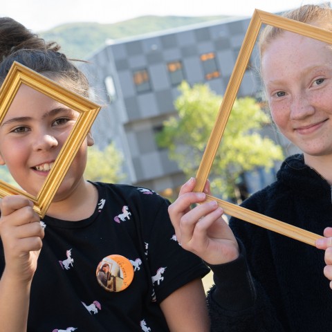 Ava (9) og Marthe Sofie (12) deltok begge på museets sommerkurs